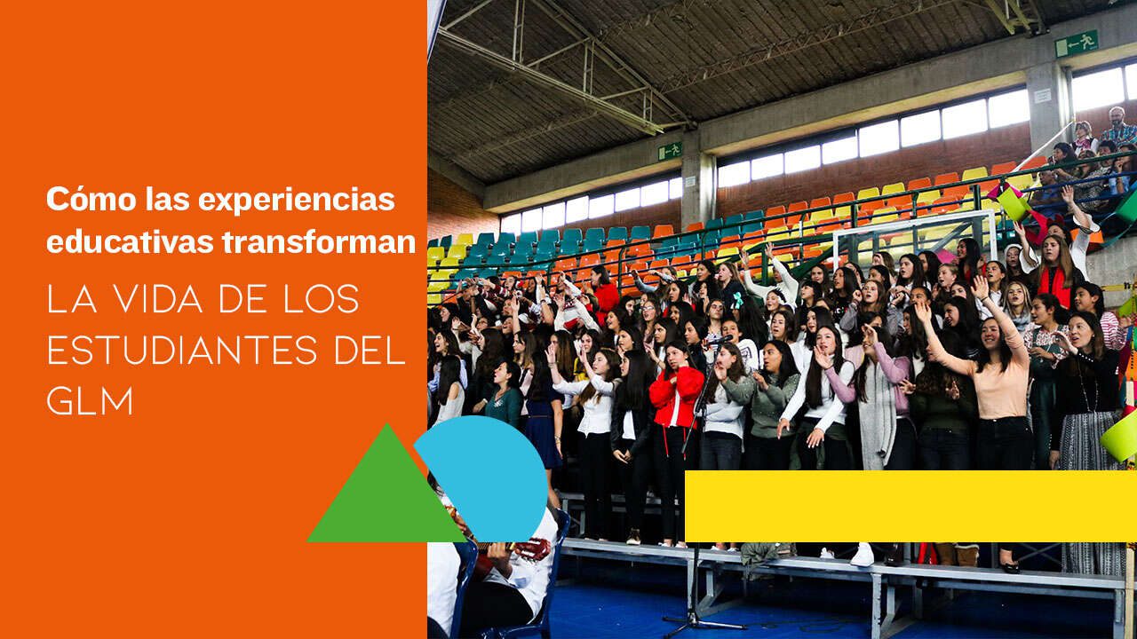 alt="Estudiantes celebrando un próximo viaje internacional que les brindará una experiencia educativa única en el coliseo del colegio